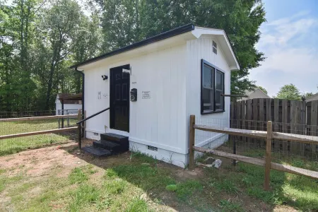 Charlotte tiny home getaway 5 min to lake Wylie 20 minutes to downtown Charlotte