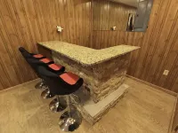 Cozy 4bd with the gym, sauna, hot tube seasonal pool