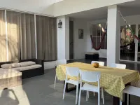 Amplia Villa, ideal para relajarse, caminar por  jardines y disfrutar del mar.