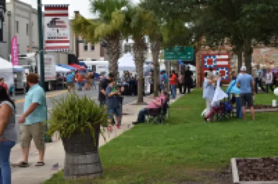 Quaint rural downtown community close to springs, 3 rivers, biking & equestrian