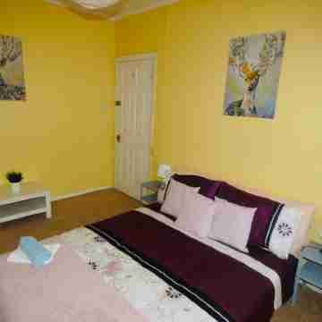 Clean & Cosy 3 Bed House with Free Pvt Parking Rooms