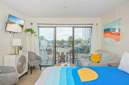 Oceanview cozy couples oasis studio pools hot tub wifi walk to attractions! Отели рядом с достопримечательностью «Миртл Манор Трейлер Парк»