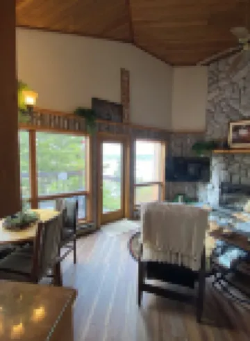 Lakeside Lair; cozy Lake Superior waterfront retreat with views!