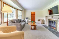 Home ~ 17 Mi to Detroit w/ Patio & Grill!