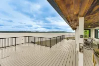 Beachfront Anderson Island Escape: Rainier Views!