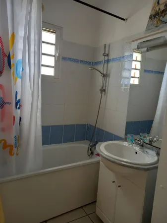 The Whales Отели рядом с достопримечательностью «Келония»