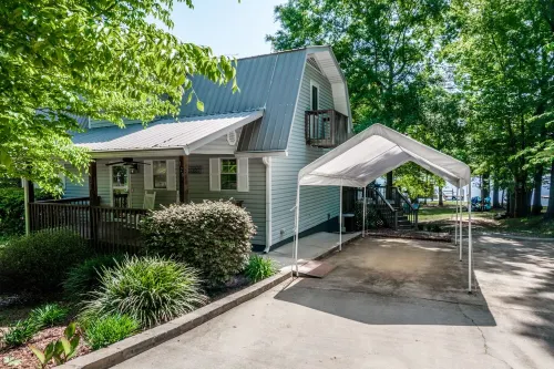 Retreat to the Lake: Vintage Appeal, Hi-Speed Fiber Optic Wi-Fi and a Pool Table Hotels in Putnam County