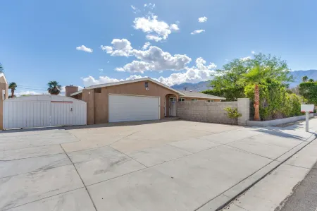 Outdoor Entertainment: Palm Springs Group Escape