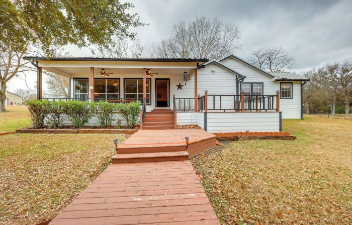 Dock, Decks & Views: Lakefront Cottage