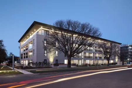 Knightsbridge Canberra Отели рядом с достопримечательностью «Canberra Baptist Church»