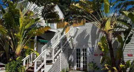 Colors on White Отели рядом с достопримечательностью «Ки-Уэст Баттерфлай энд Нейчер Консерватори»