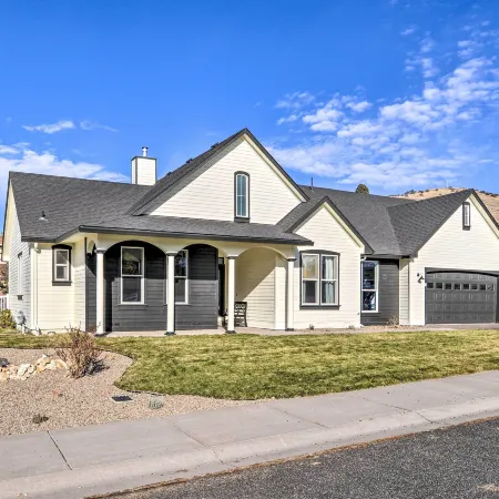 Alluring Home w/ Fire Pit < 1/2 Mi to Oit!