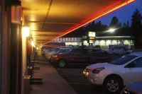 Caboose Motel - parking