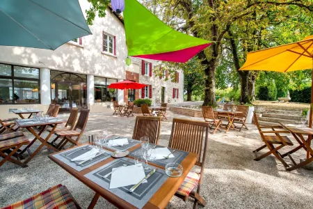 Logis Hotels - Au Colombier du Touron Отели в г. Мадайан