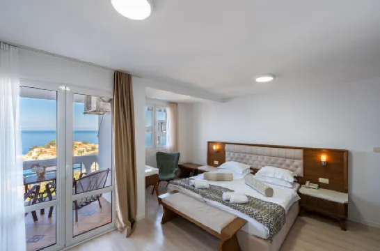 Hotel Adrović Отели рядом с достопримечательностью «Королевский пляж»