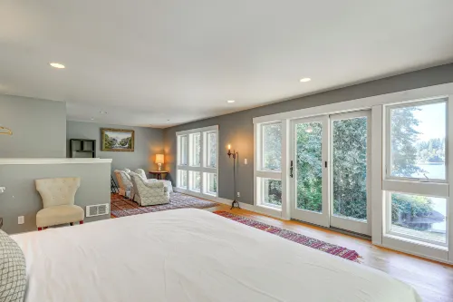Bayfront Pnw Lodge: Dock, Pickleball & Guest House - 4-Star