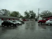 Rymal's Motel - parking
