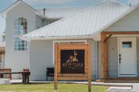 Happy Trails Bed and Breakfast Hotels in Tropic