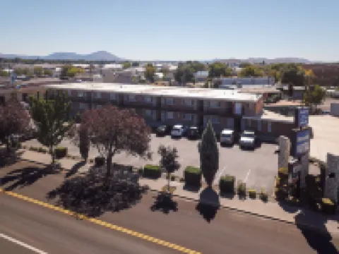 Maverick Motel - Modern Renovated Motel