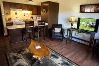 One Bedroom Condo, Walking Distance to Estes Park, River View from Deck. 1 Condo