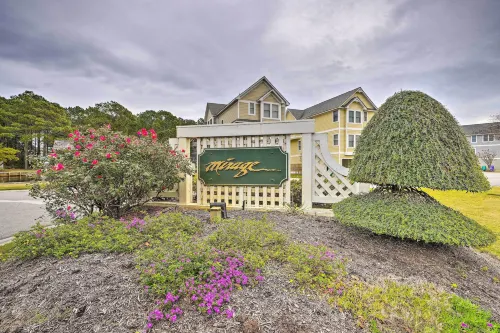 Coastal Home w/ Community Pool < 2 Miles to Beach! - Homestays
