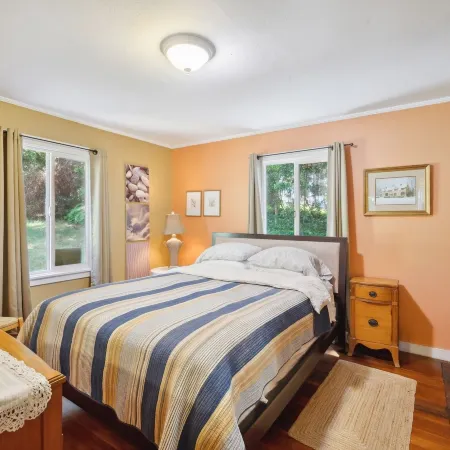 Charming Pet Friendly Coastal Getaway 3 Bedroom Home by Redawning