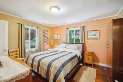 Charming Pet Friendly Coastal Getaway 3 Bedroom Home by Redawning Hotels near Glass Beach
