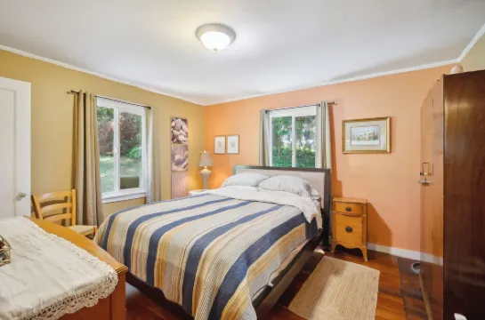 Charming Pet Friendly Coastal Getaway 3 Bedroom Home by Redawning