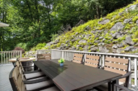 Elevated Lifestyle, Spacious 6 Bdrm w/ Hot Tub!