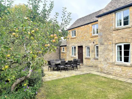 Roseleigh Cottage in the heart of Stow-on-the-Wold with parking for 2 cars.
