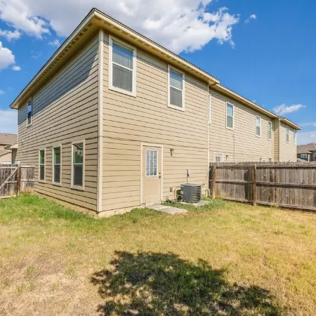20% OFF Updated 3BR 2.5BTH Townhome - Pet-friendly - Fast WiFi-Driveaway Parking