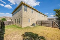 20% OFF Updated 3BR 2.5BTH Townhome - Pet-friendly - Fast WiFi-Driveaway Parking