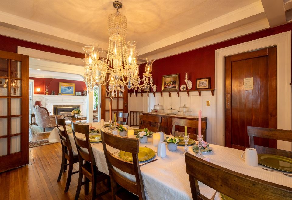 [체스트넛 인 B&B의 아늑한 침실 내부 이미지]