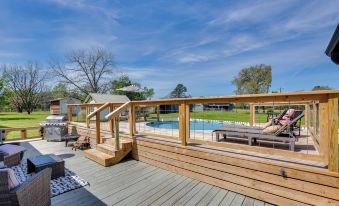 Grapeland Farm Retreat w/ Pool, Grill & Fire Pit