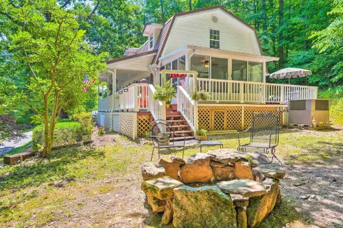 Secluded Chattanooga Getaway w/ Deck + Yard! - Parkering