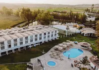El Lago Hotel by Luoxo - parking