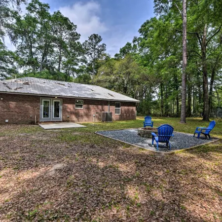 Serene Live Oak Home w/ Fire Pit by River + Sosmp!