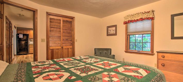Waterfront New England House on Wickaboag Lake! Hoteles en Condado de Worcester