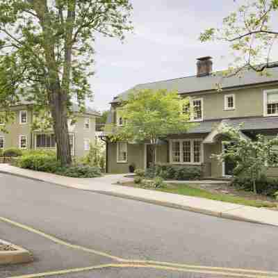 Oakhurst Inn at the University Hotel Exterior