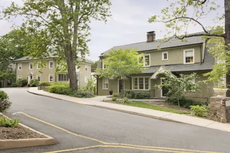 Oakhurst Inn at the University Отели рядом с достопримечательностью «The Corner»