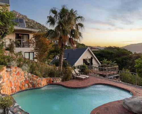 Dunvegan Lodge Hotels near Long Beach