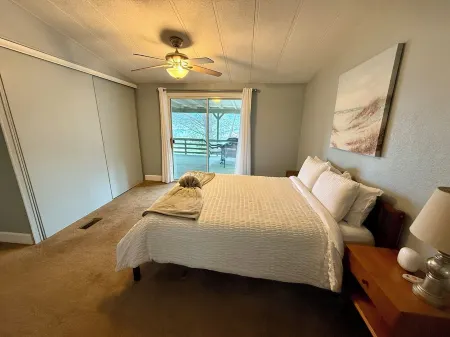 Lakeview Retreat: A Spacious Dog-Friendly Escape with Breathtaking Views Отели рядом с достопримечательностью «оз. Изабелла»