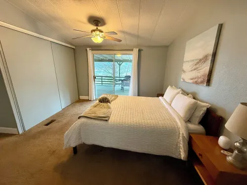 Lakeview Retreat: A Spacious Dog-Friendly Escape with Breathtaking Views