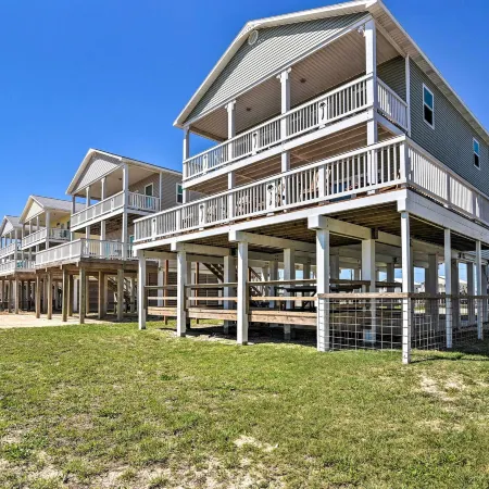 Gulf-View Home w/ Dog Run in Surfside Beach!
