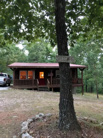 Paynes Place- A Charming 2-bedroom cabin close to Blanchard Caverns/ Mirror Lake Отели рядом с достопримечательностью «Holiday Mountain Resort»