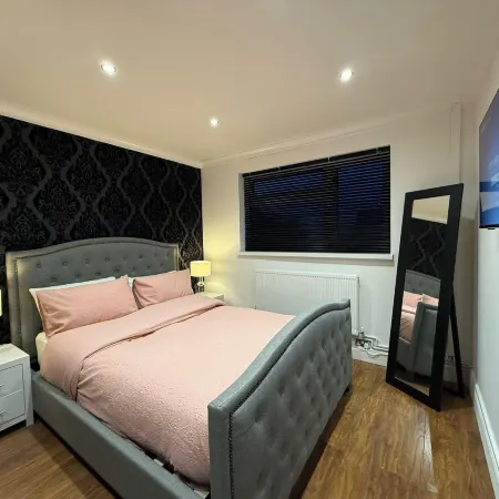 3 Bed House - Sleeps 6 - Parking - Wifi