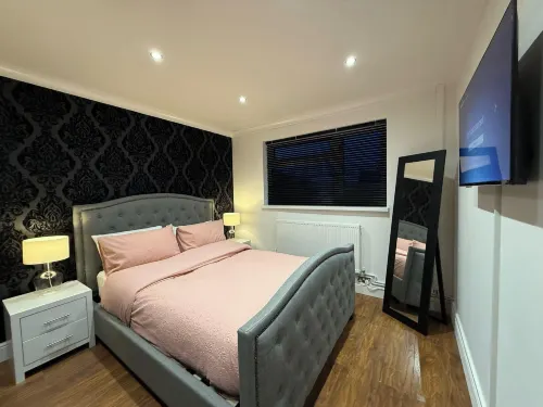 3 Bed House - Sleeps 6 - Parking - Wifi