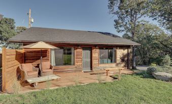 On-Site Winery and Tasting Room Oregon Bungalow!