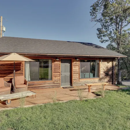 On-Site Winery and Tasting Room Oregon Bungalow!