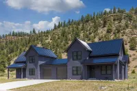 Cozy Gas Fireplace and Scenic River Views - Charming Escape